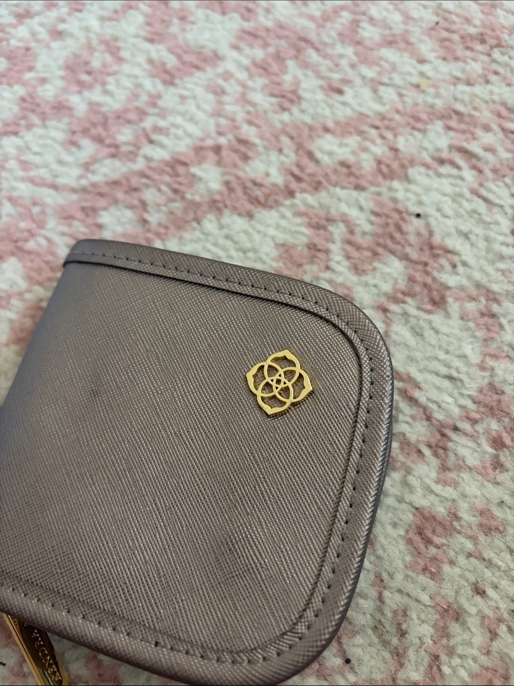 Kendra Scott Taupe Zip Wallet with Gold Logo👼🏼🪽